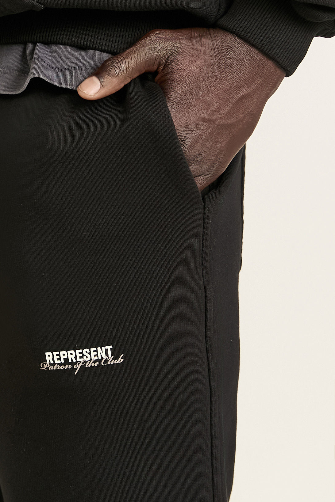 תמונת דוגמן אחורית של מכנסי ג'וג ארוכים REPRESENT