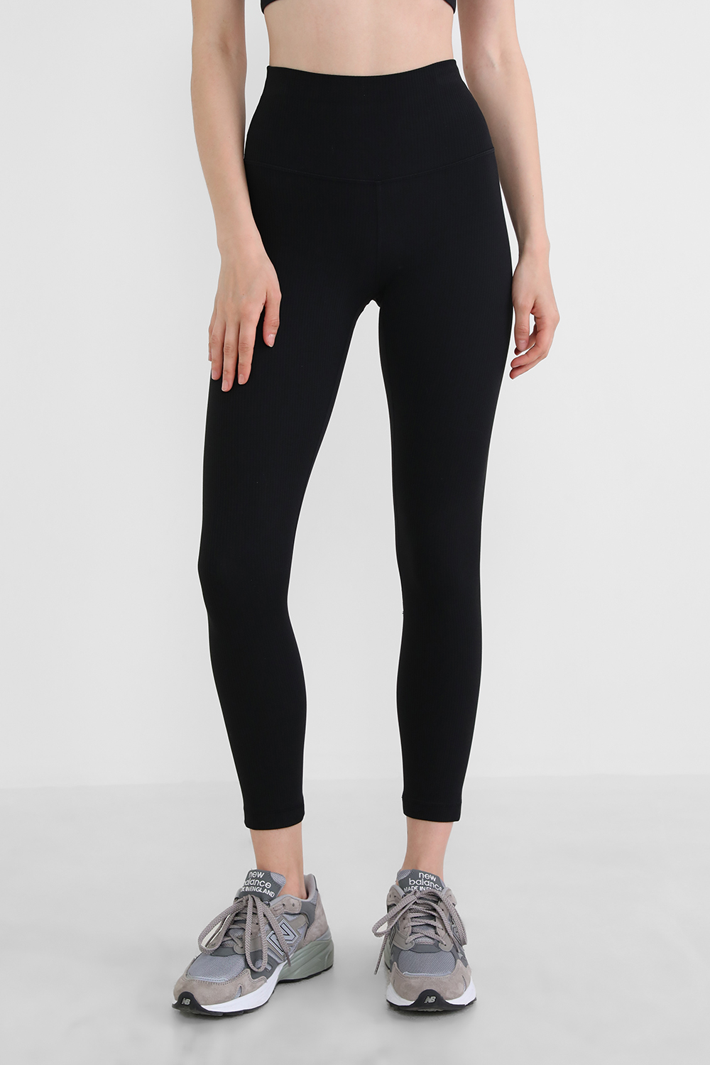 תמונת דוגמן קידמית של Align™ Ribbed High-Rise Crop 23