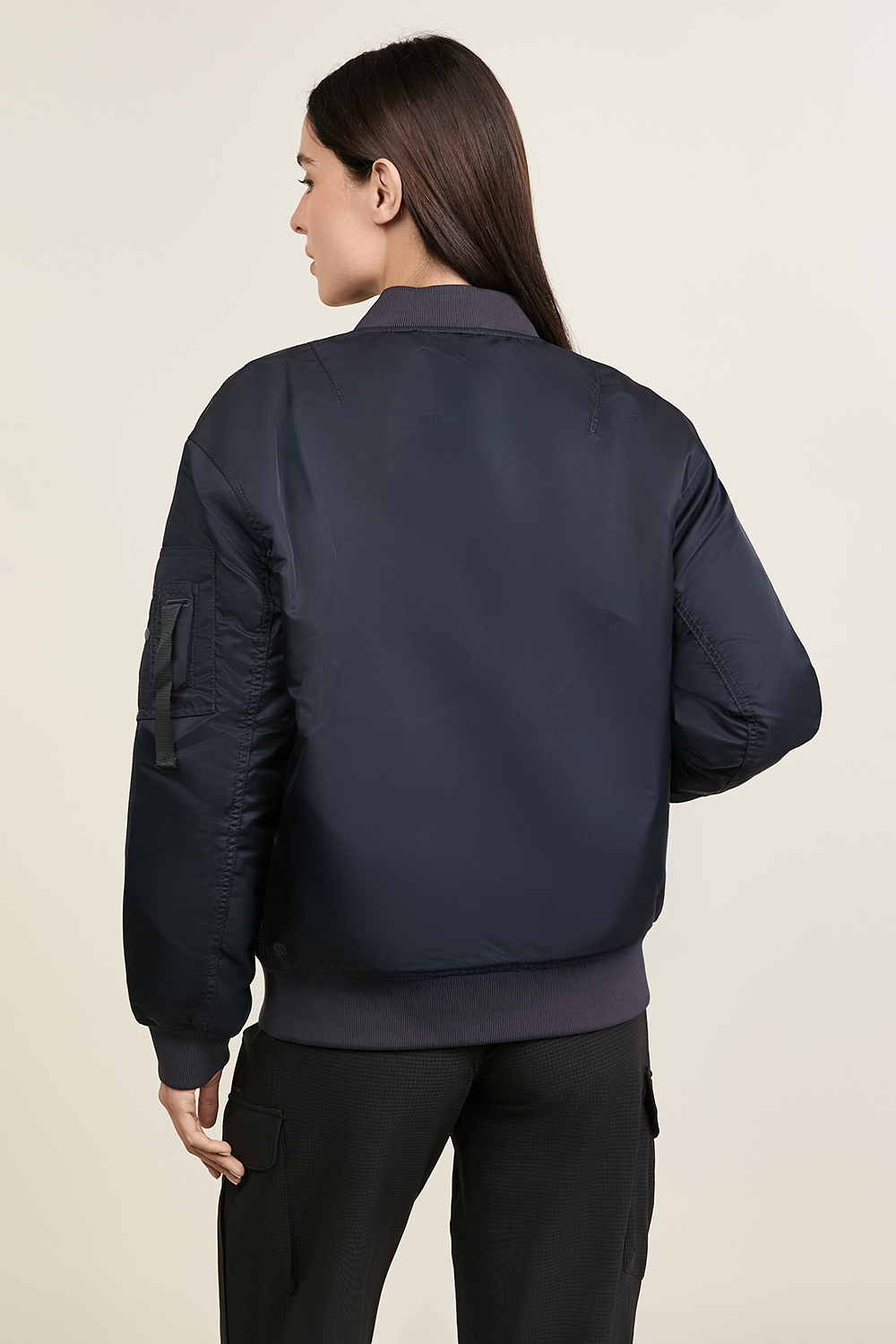 תמונת דוגמן אחורית של Oversized Insulated Flight Jacket LULULEMON