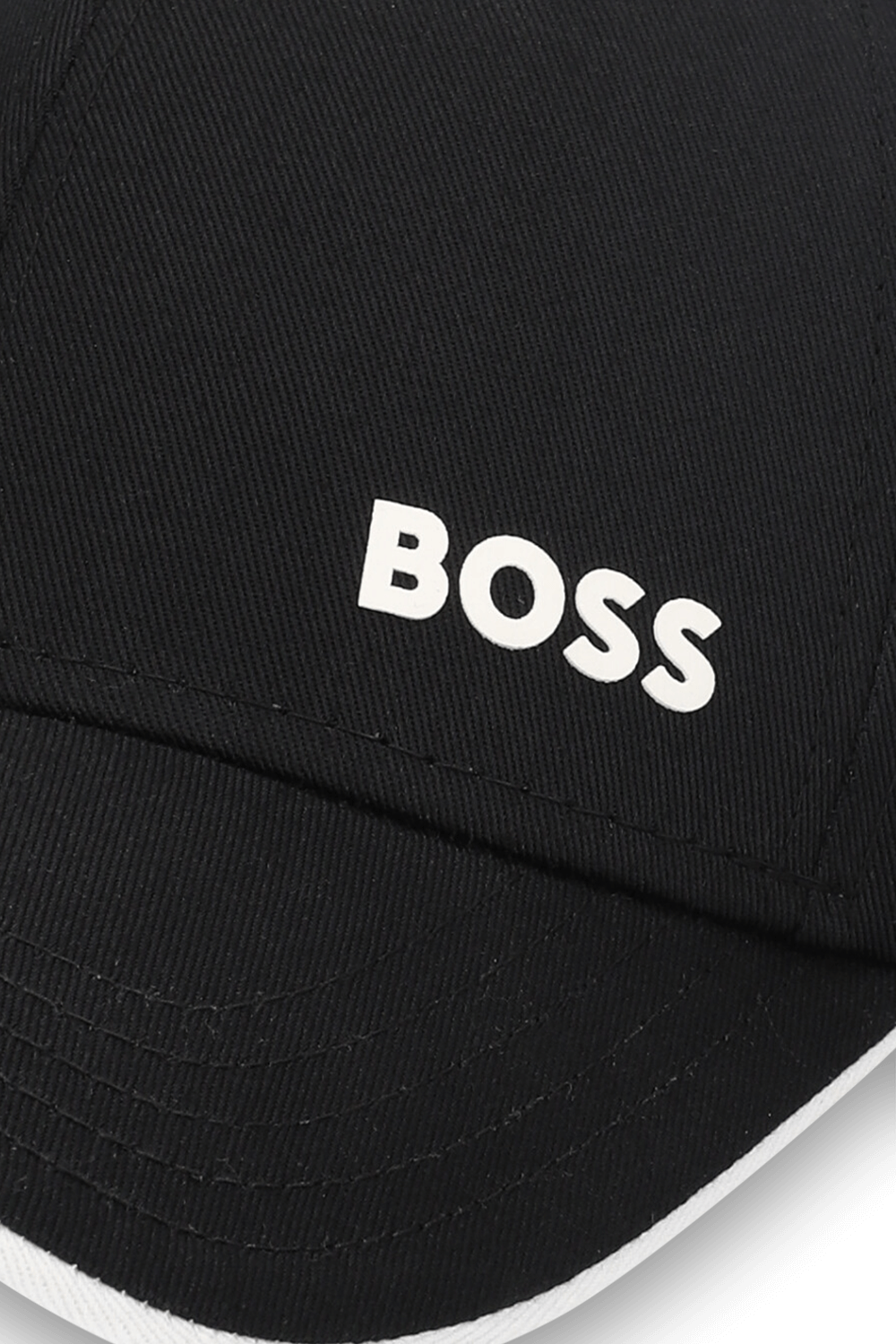 תמונת תקריב של כובע מצחייה BOSS