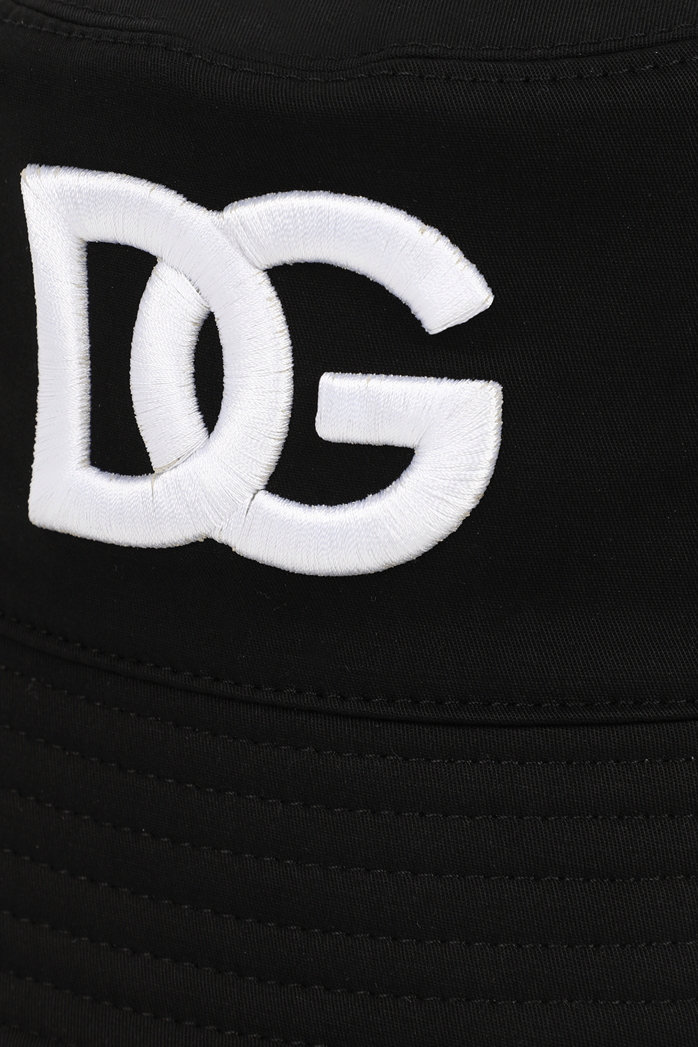 תמונת תקריב של כובע באקט שחור עם לוגו לבן DOLCE & GABBANA