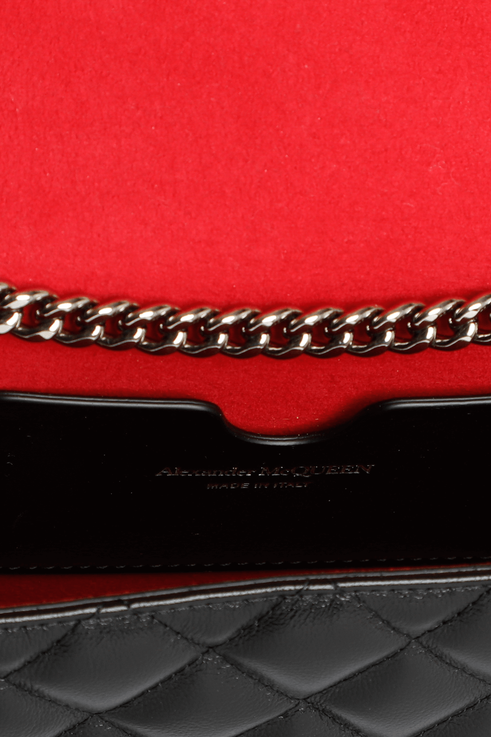 תמונת תקריב של Medium Skull Shoulder Bag in Quilted Black