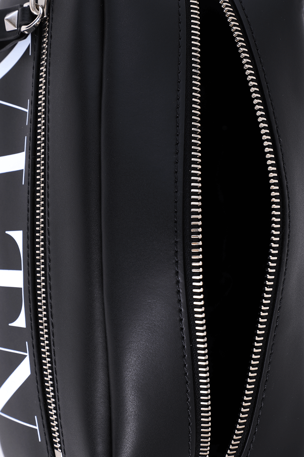 תמונת פנים של VLTN Medium Wash Bag in Black