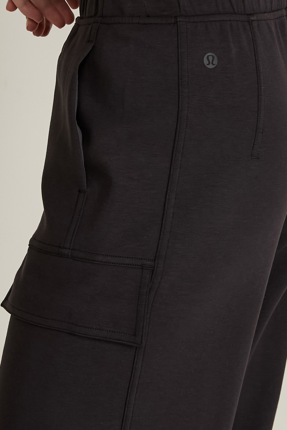 תמונת תקריב דוגמן של Cotton-Blend Double-Knit MR Cargo Pant LULULEMON
