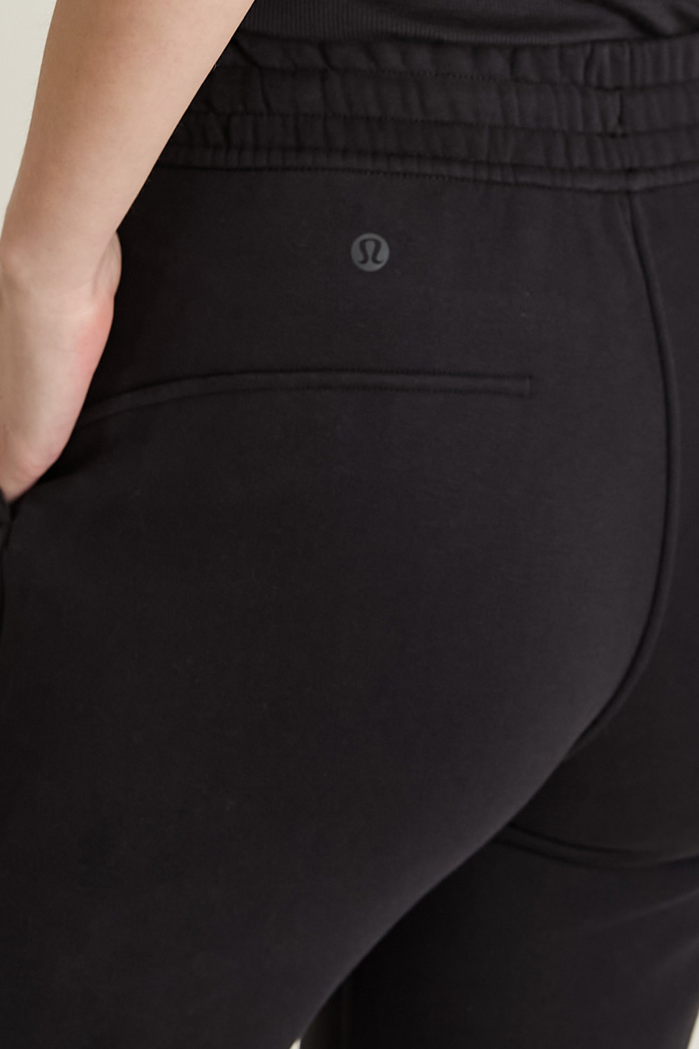 תמונת תקריב דוגמן של Loungeful High Rise Cropped Jogger LULULEMON