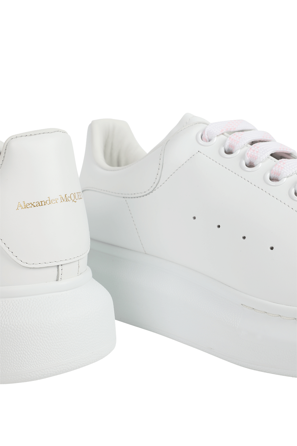 תמונת תקריב של נעלי סניקרס לבנות מעור ALEXANDER MCQUEEN