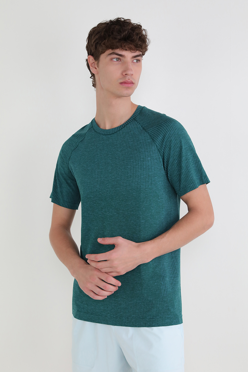 תמונת דוגמן קידמית של Metal Vent Tech Short-Sleeve