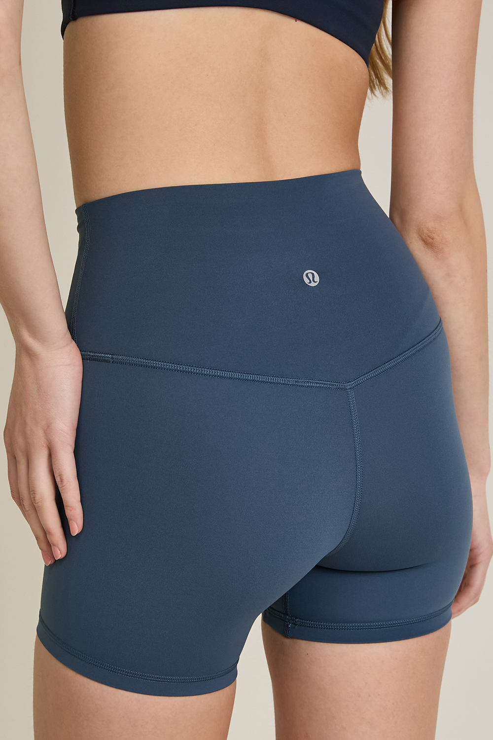 תמונת תקריב דוגמן של Align™ High-Rise Short 4