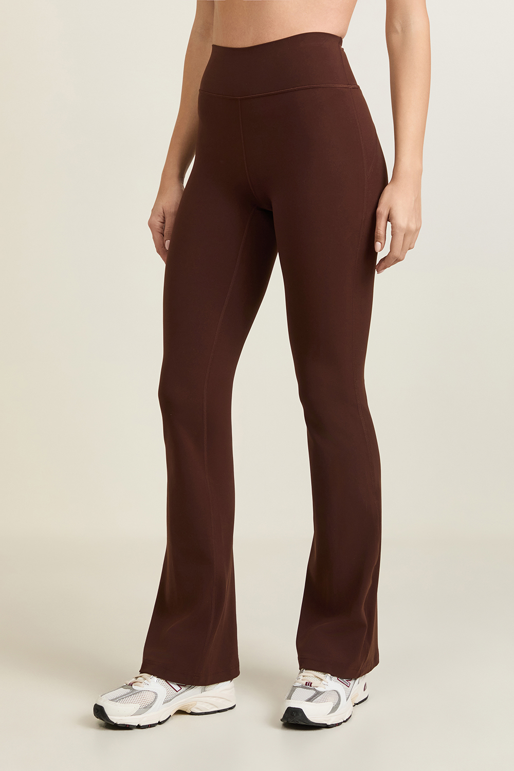 תמונת דוגמן קידמית של Groove Super-High-Rise Nulu™ Flared Pant *Regular