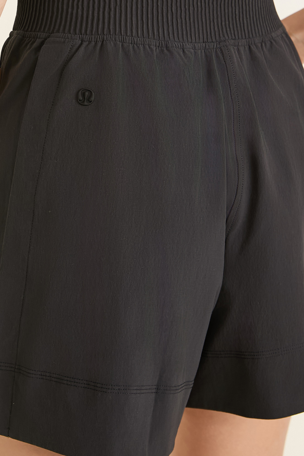 תמונת תקריב דוגמן של Stretch Woven Relaxed-Fit High-Rise Short 4'' LULULEMON