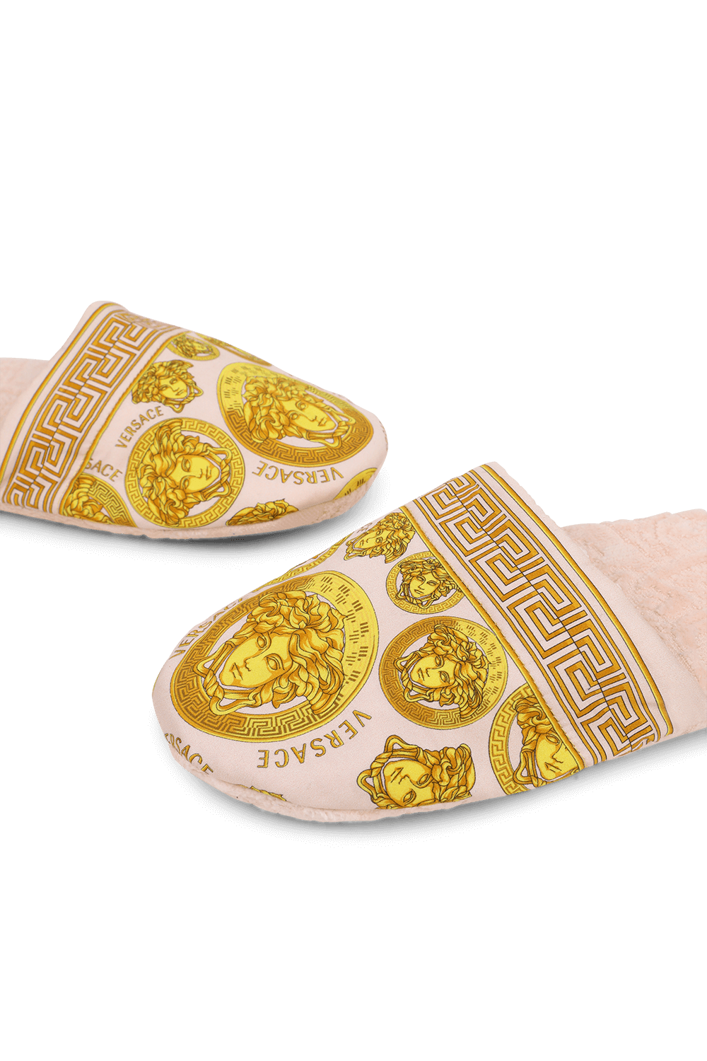 תמונת תקריב של נעלי בית ורודות עם הדפס בארוק VERSACE