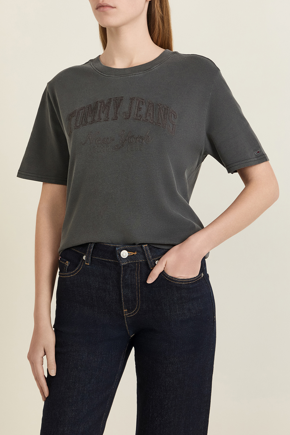 תמונת דוגמן קידמית של חולצת טי TOMMY HILFIGER