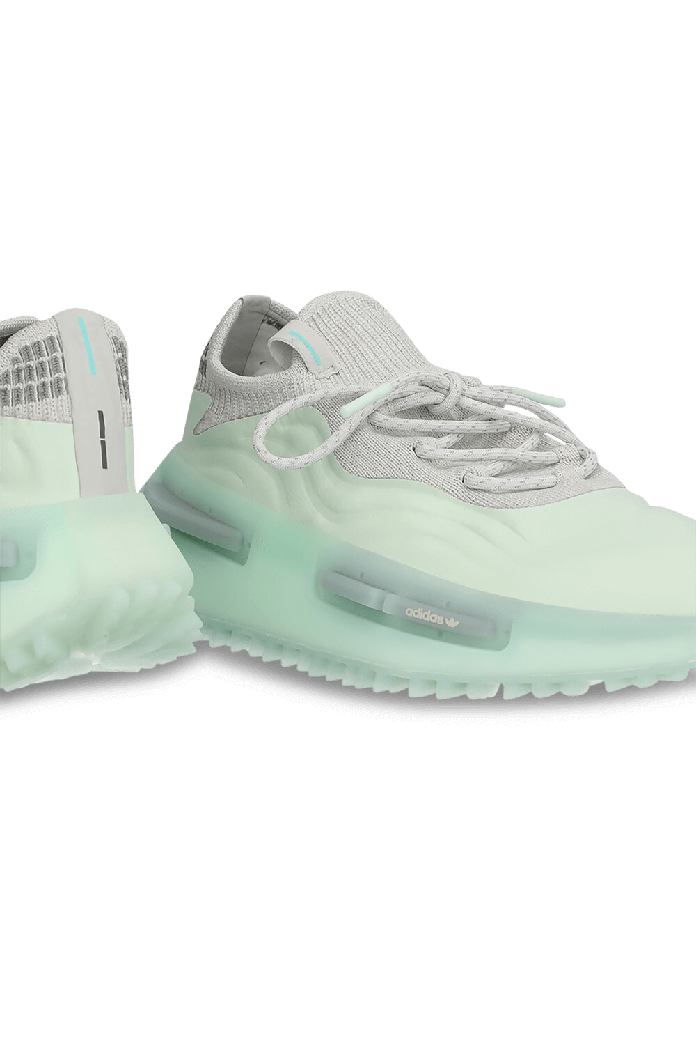 תמונת תקריב של נעלי סניקרס אן אם די אס 1 ADIDAS ORIGINALS