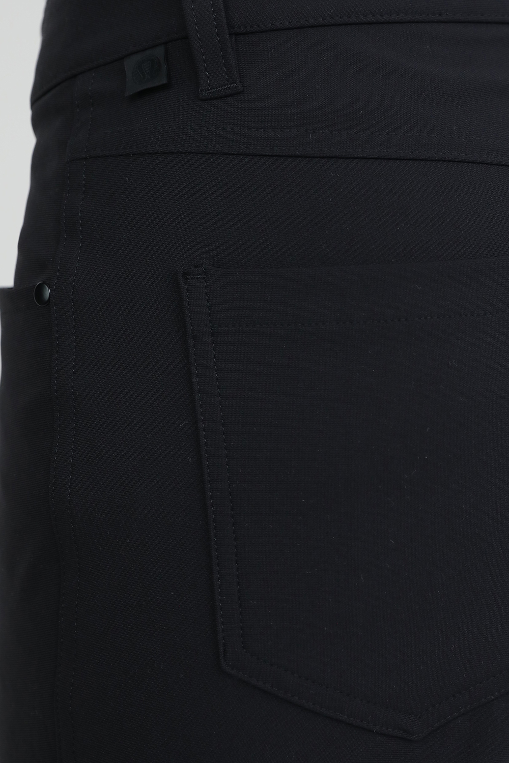 תמונת תקריב דוגמן של ABC Pant Slim 32 LULULEMON