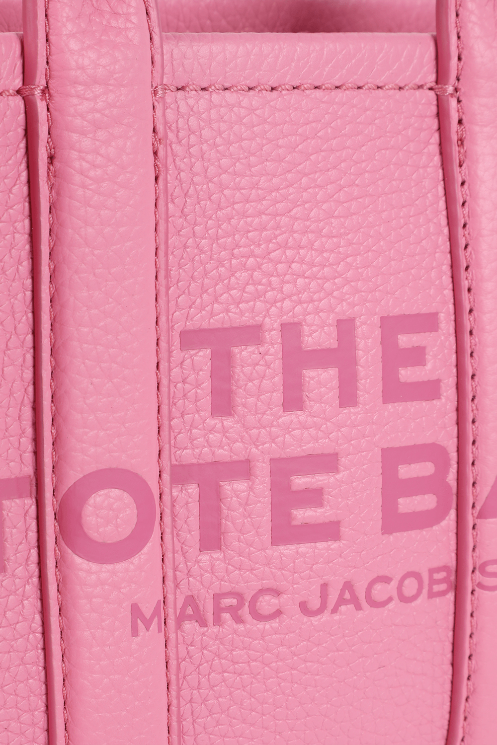 תמונת תקריב של תיק נשיאה מעור בגודל מיני MARC JACOBS