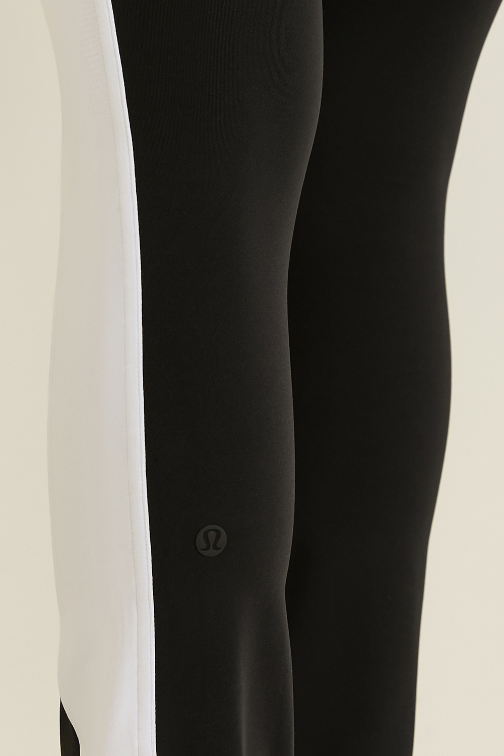 תמונת תקריב דוגמן של NULU HIGH-RISE FLARED PANT LULULEMON