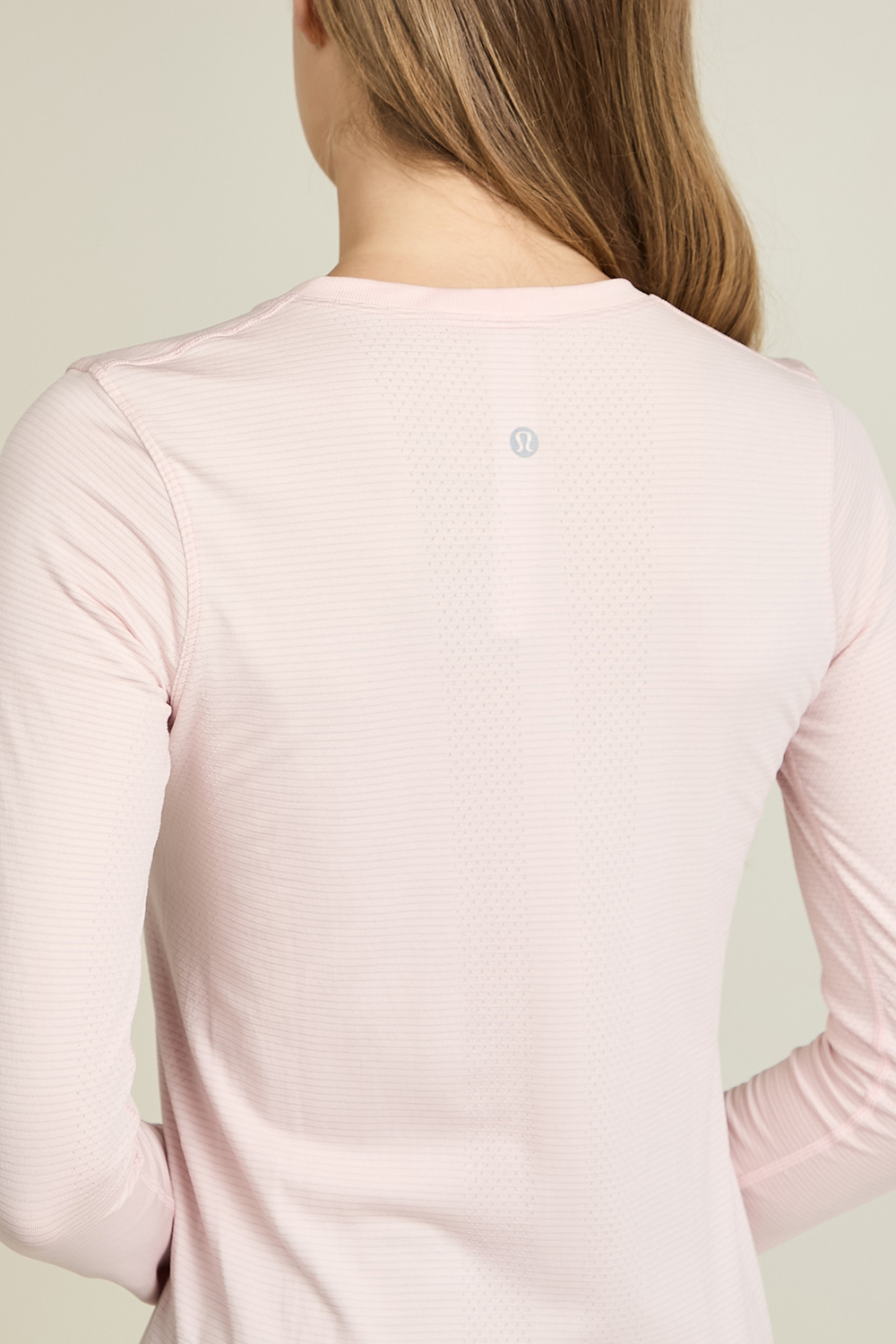 תמונת תקריב דוגמן של Swiftly Relaxed Long Sleeve LULULEMON