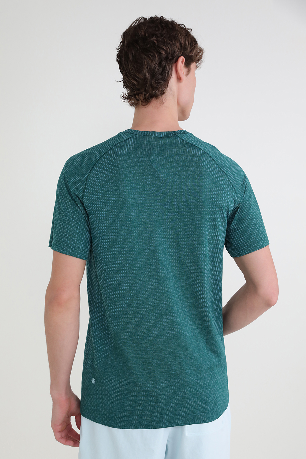 תמונת דוגמן אחורית של Metal Vent Tech Short-Sleeve
