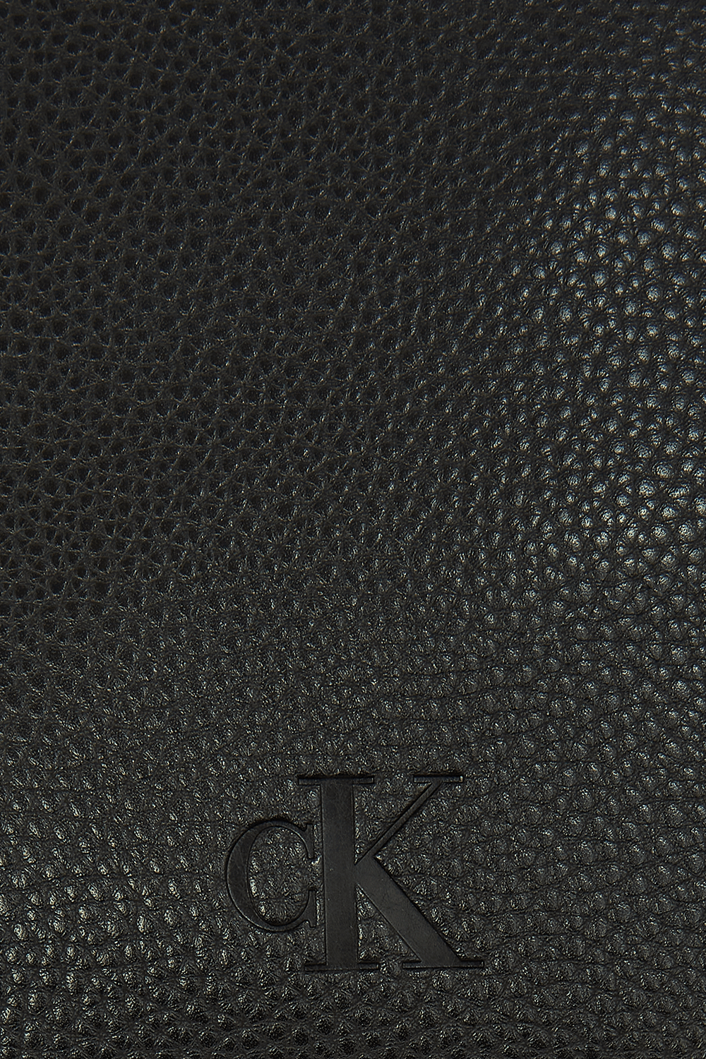 תמונת תקריב של פאוץ' CALVIN KLEIN