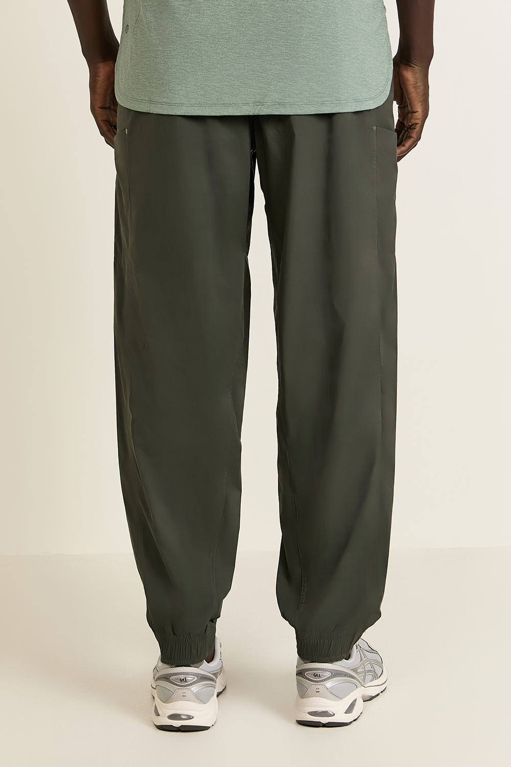 תמונת דוגמן אחורית של Lightweight Cargo Pocket Jogger LULULEMON