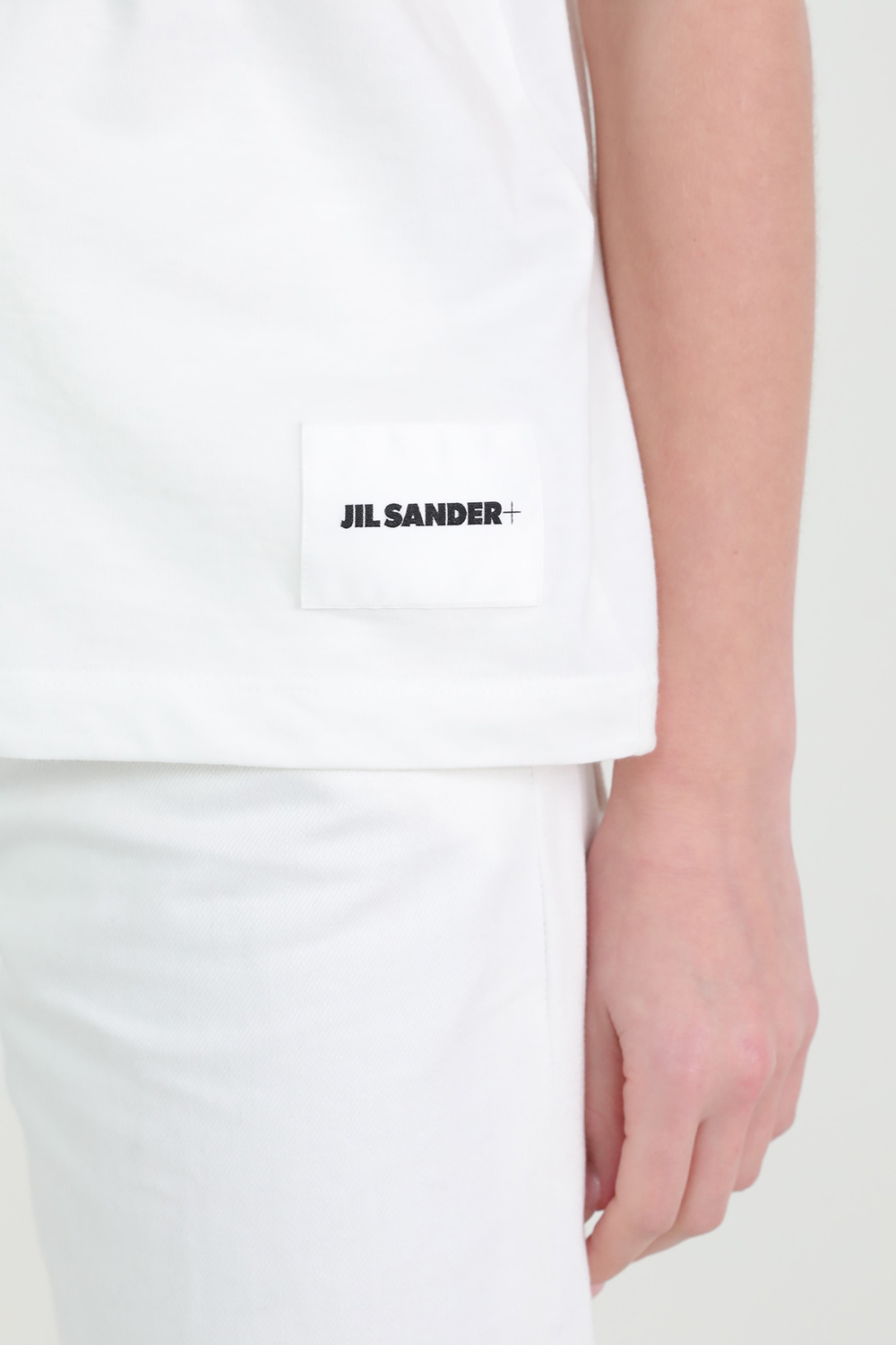 תמונת תקריב דוגמן של מארז שלוש חולצת טי JIL SANDER