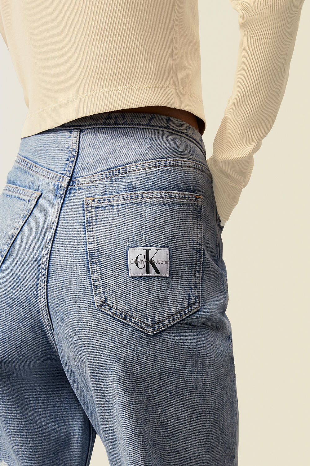 תמונת תקריב דוגמן של מכנסי ג'ינס בגזרה ישרה CALVIN KLEIN