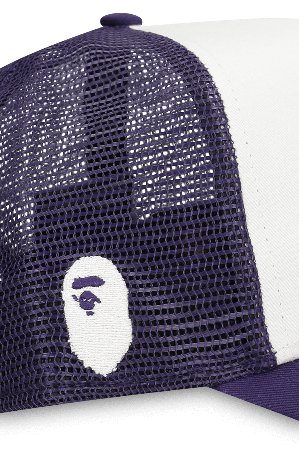 תמונת תקריב של כובע מצחייה BAPE