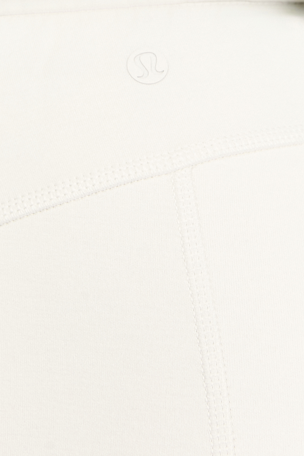 תמונת תקריב דוגמן של Softstreme High-Rise Short 4 LULULEMON