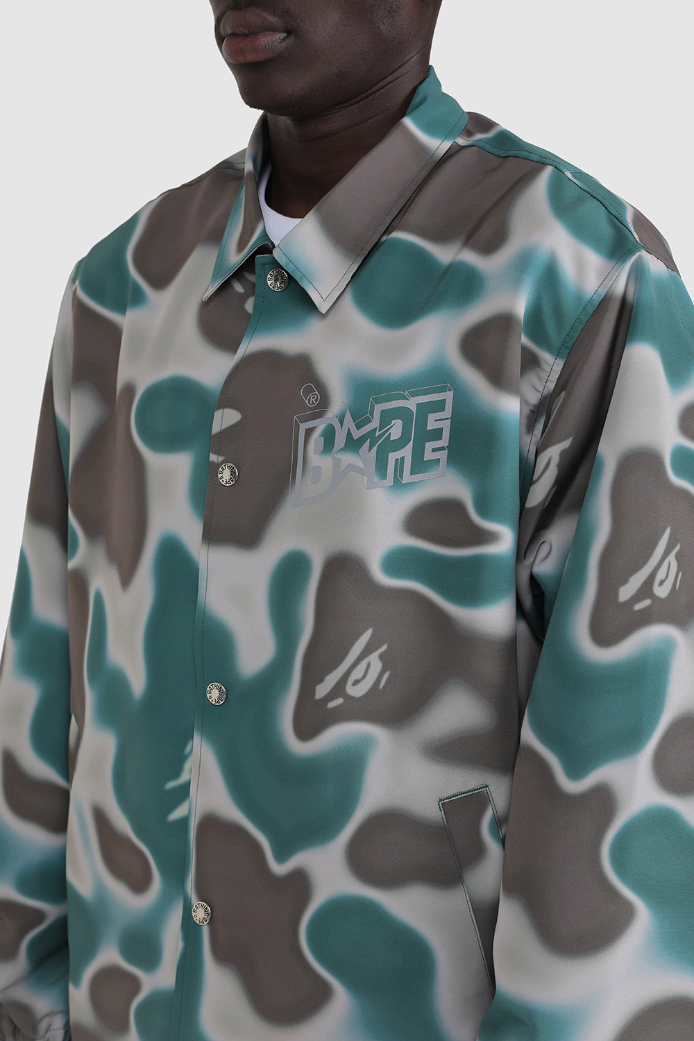תמונת דוגמן אחורית של ז'קט BAPE