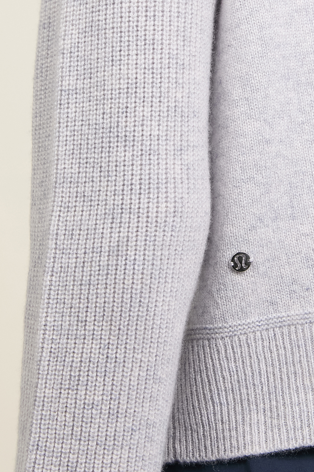 תמונת תקריב דוגמן של Cashmere Slim-Fit Cardigan LULULEMON