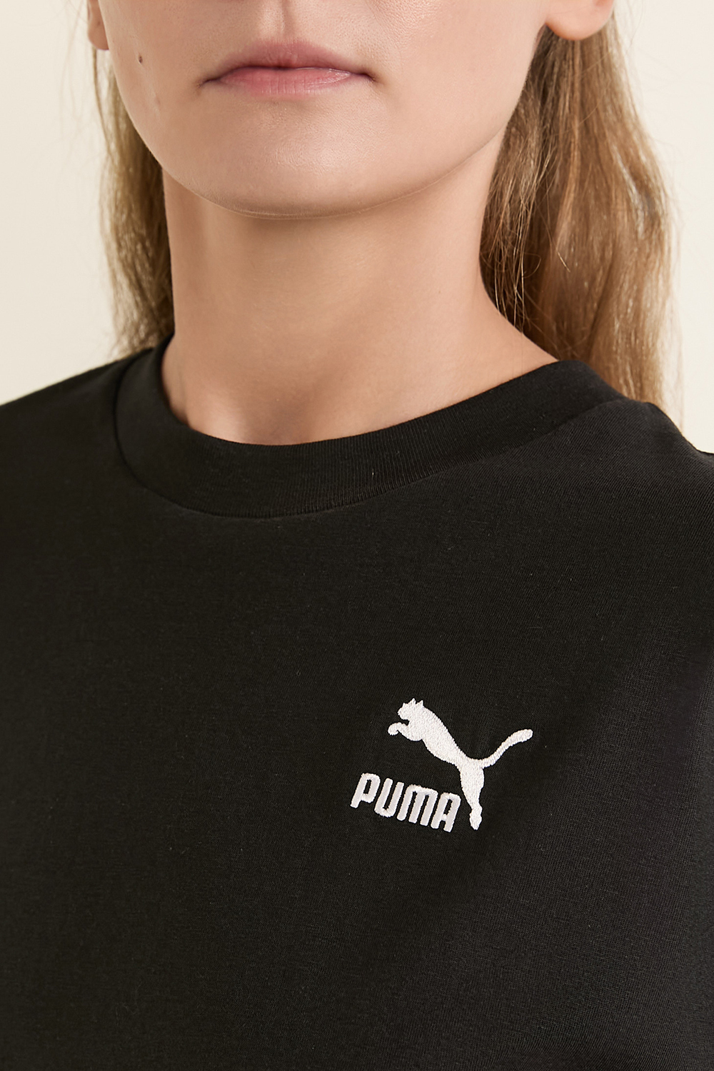 תמונת תקריב דוגמן של חולצת טי אוברסייז PUMA