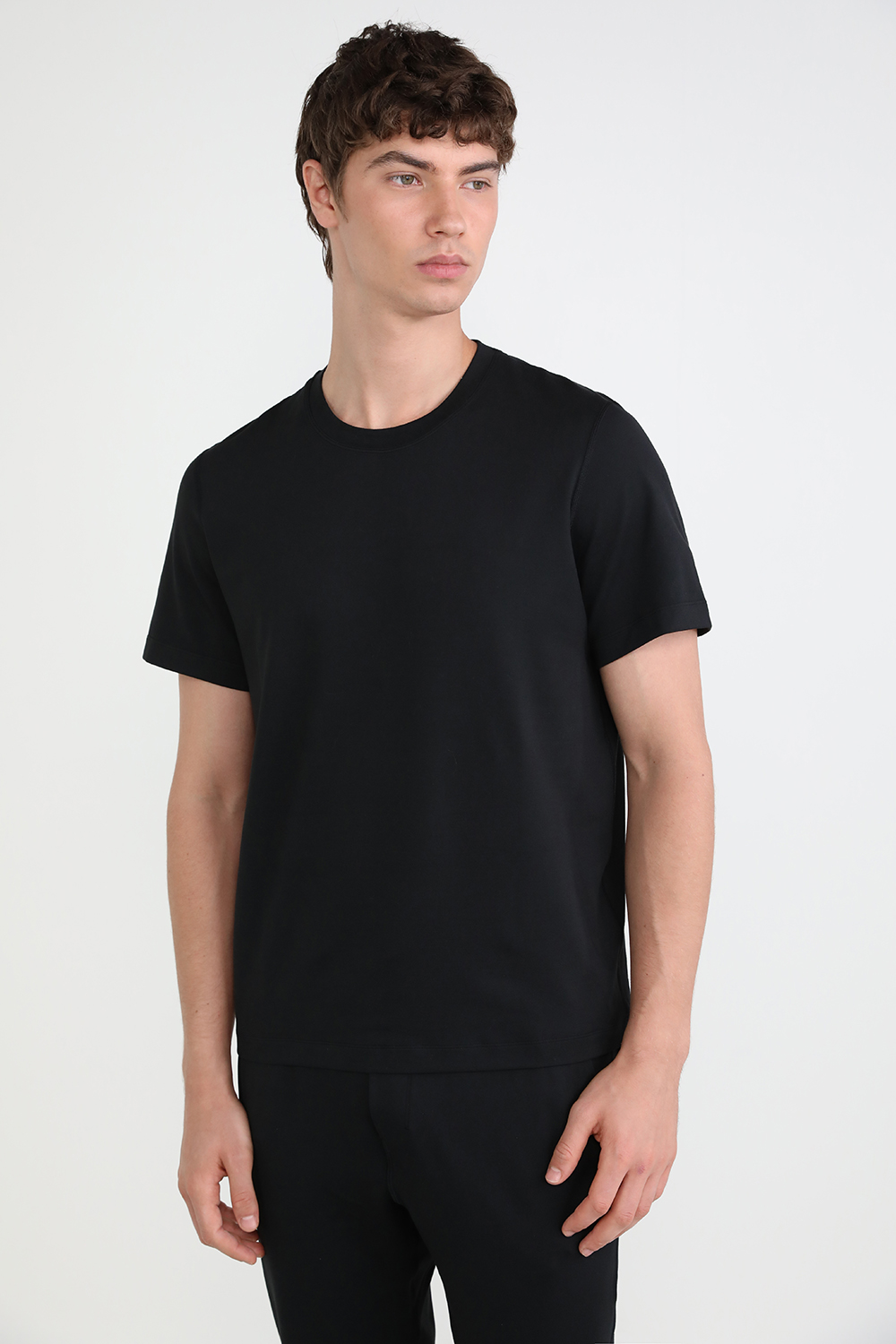 תמונת דוגמן קידמית של Soft Jersey Short Sleeve Solid
