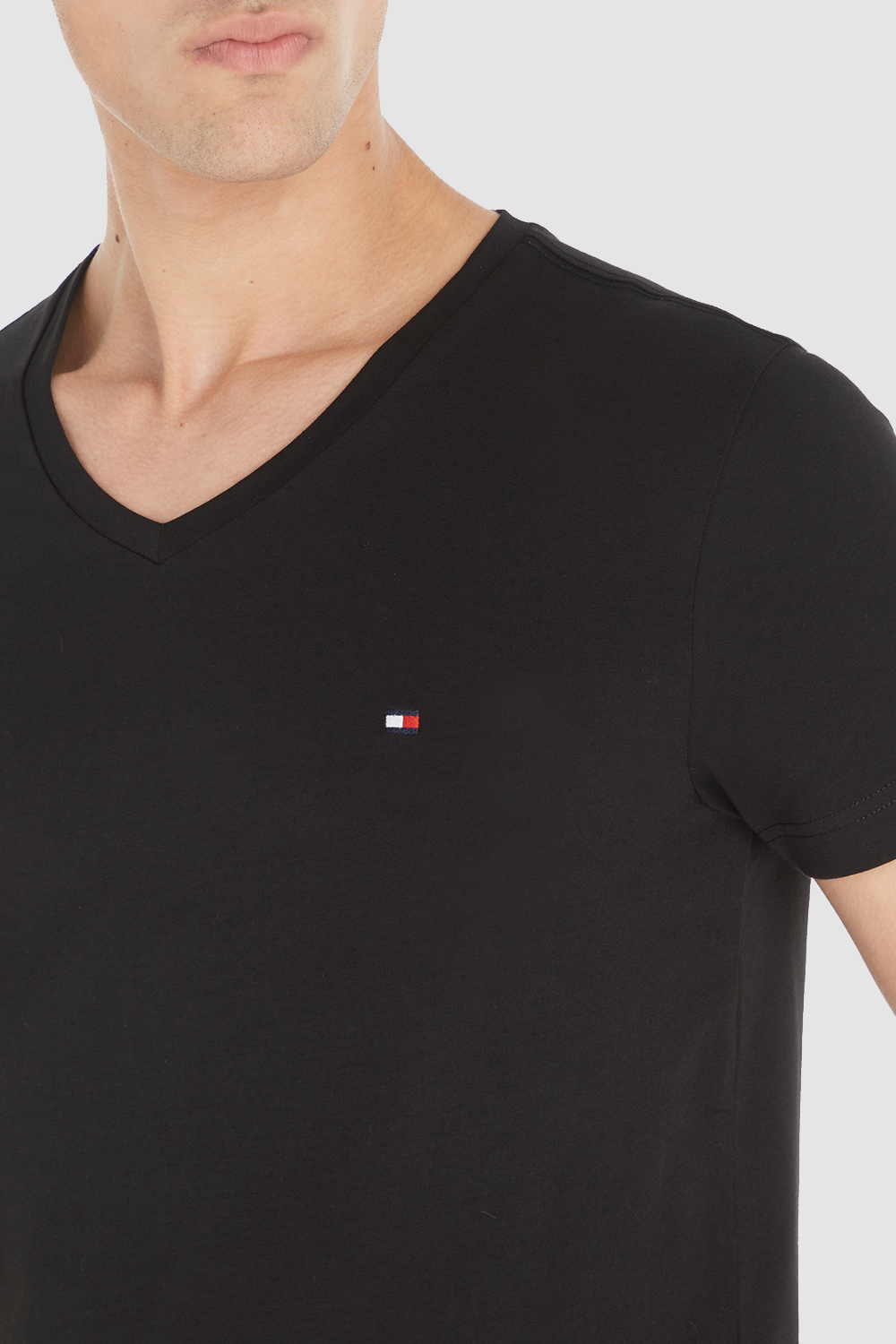 תמונת תקריב דוגמן של חולצת טי עם צווארון וי TOMMY HILFIGER