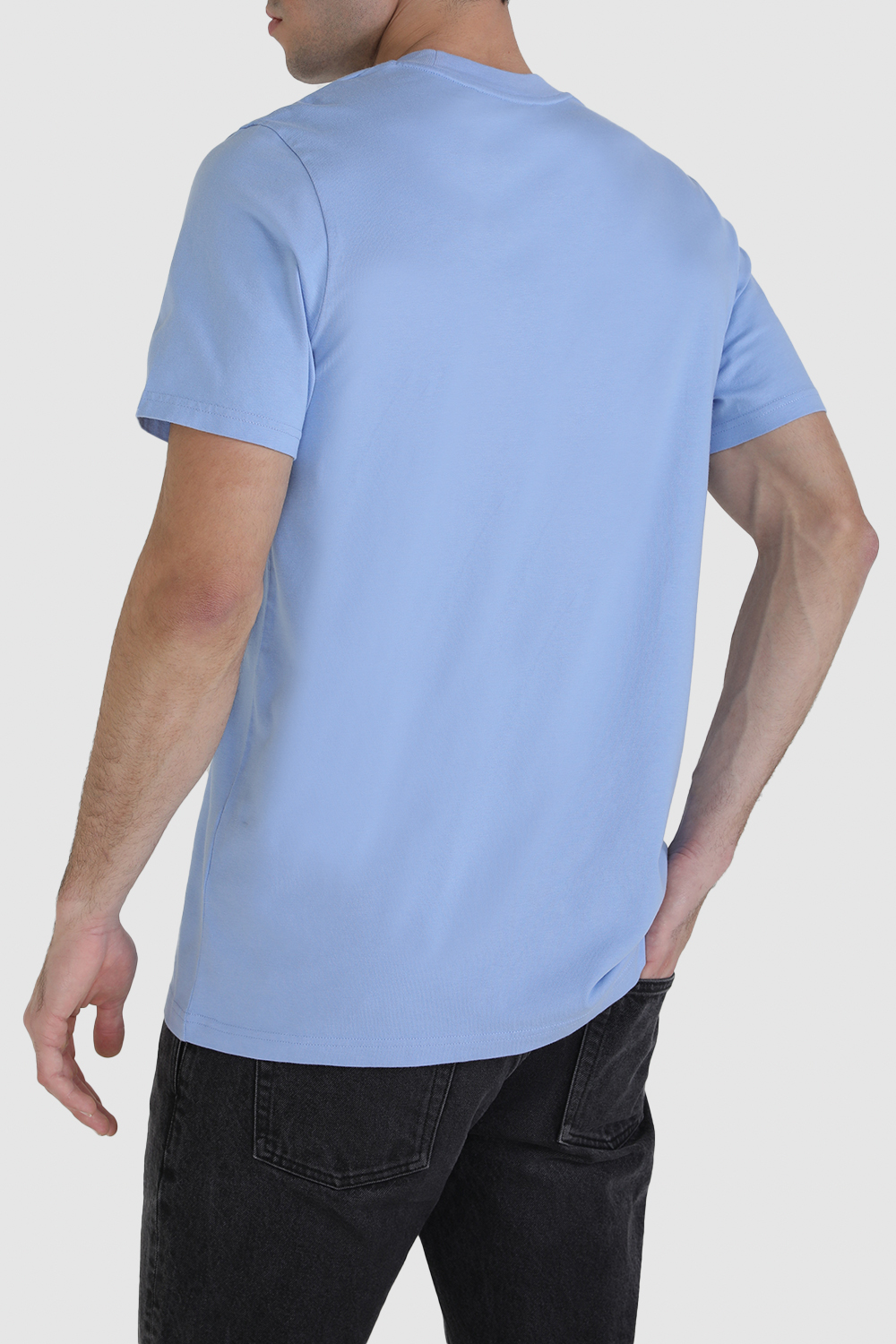 תמונת דוגמן אחורית של חולצת טי