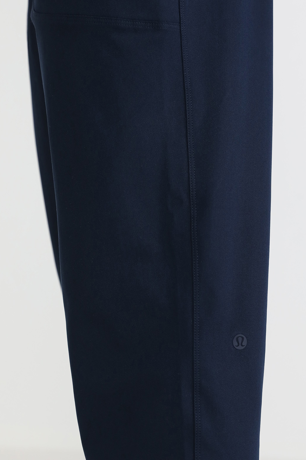 תמונת תקריב דוגמן של ABC Jogger Shorter