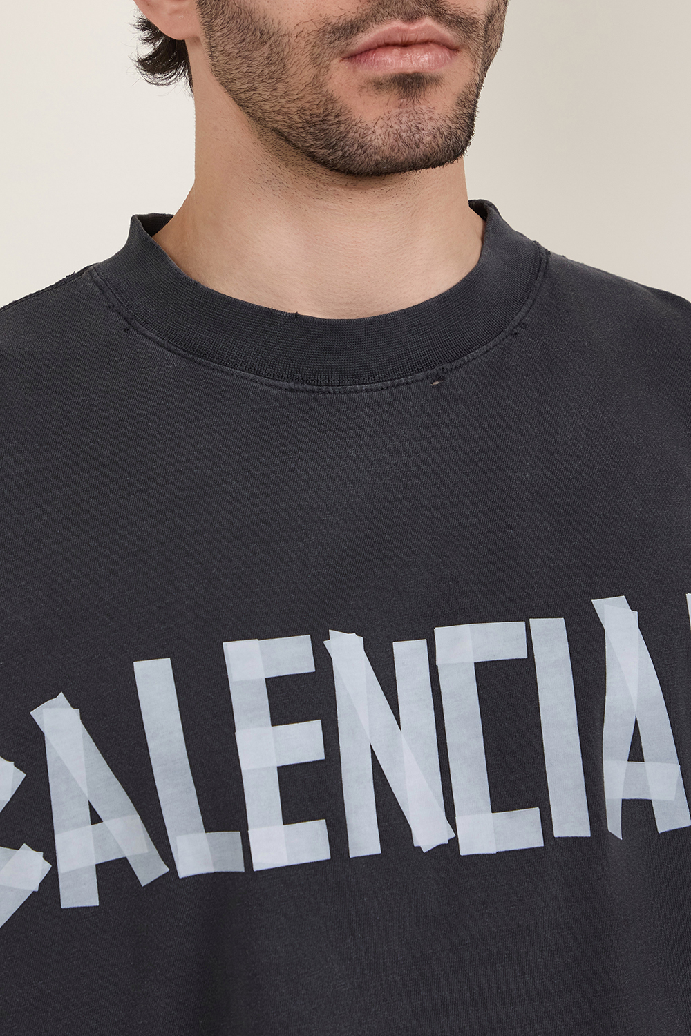 תמונת תקריב דוגמן של חולצת טי BALENCIAGA