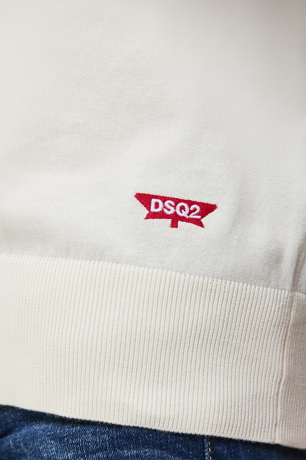 תמונת תקריב דוגמן של סווטשירט DSQUARED2