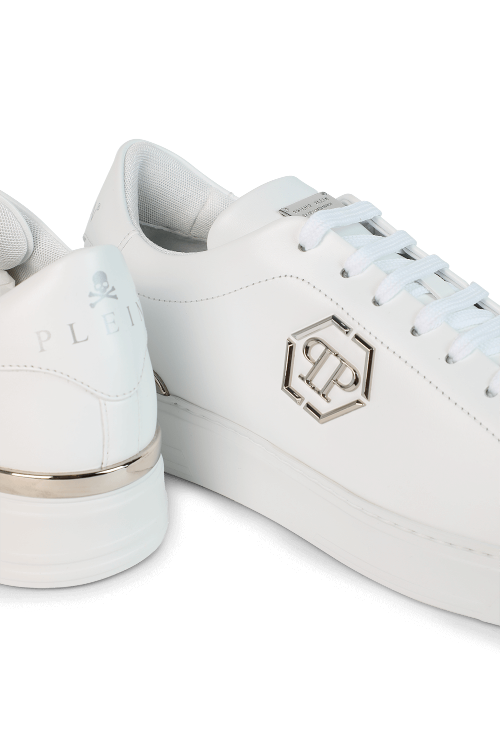 תמונת תקריב של סניקרס עור עם חיתוך מטאלי PHILIPP PLEIN
