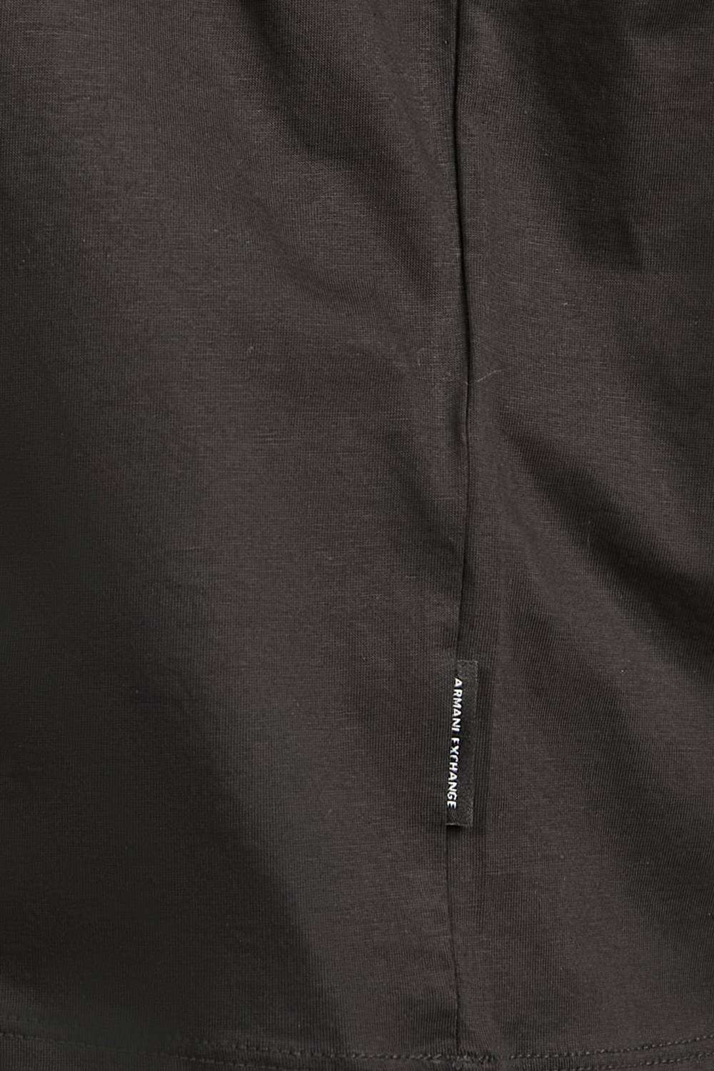 תמונת תקריב דוגמן של חולצת טי שרוול ארוך ARMANI EXCHANGE