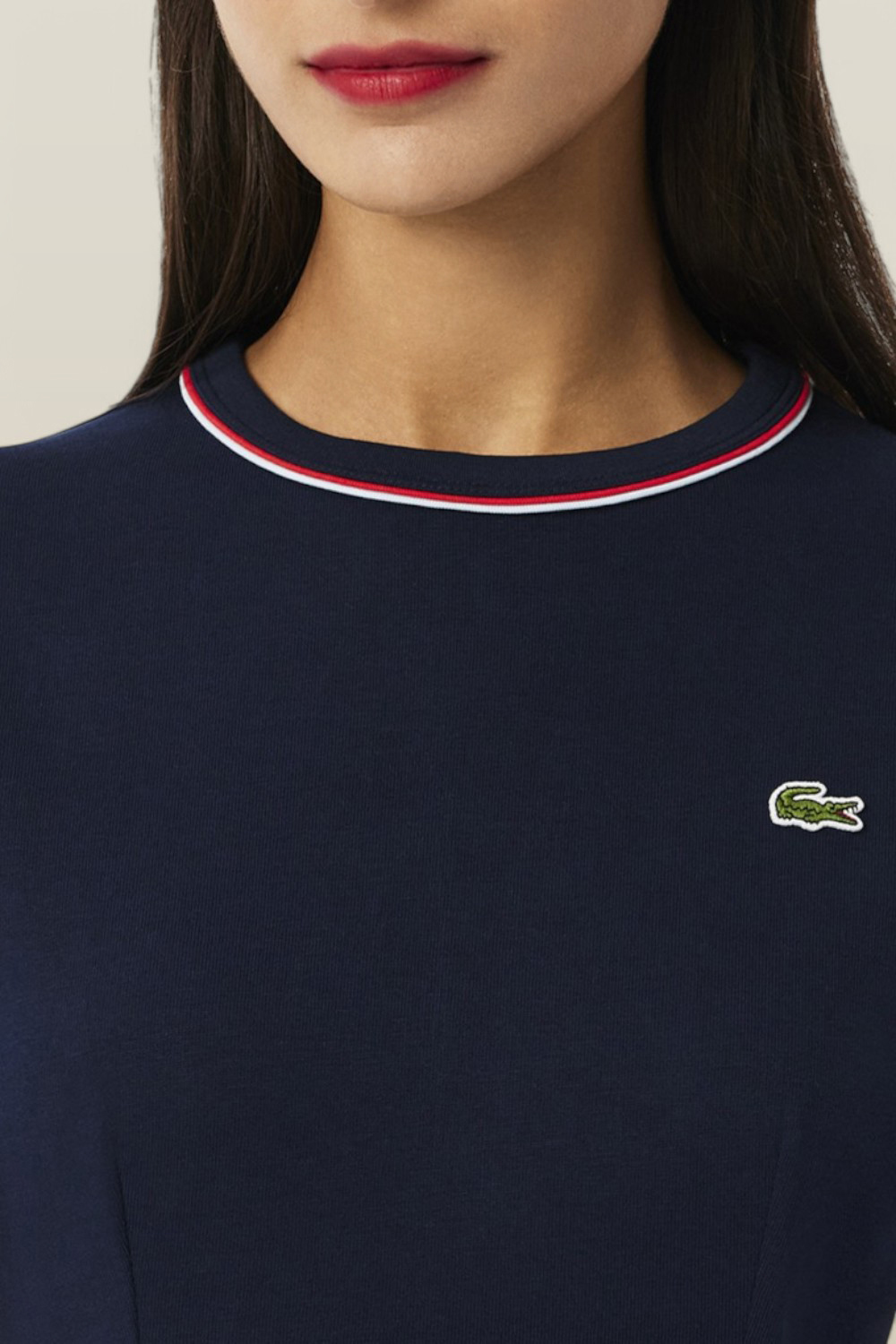 תמונת תקריב דוגמן של שמלת טישרט LACOSTE