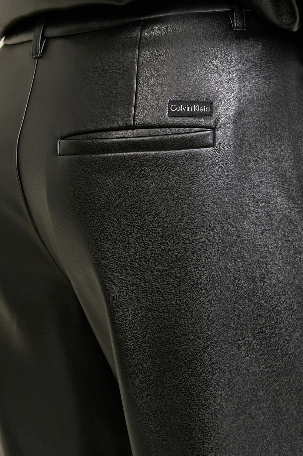 תמונת תקריב דוגמן של מכנסיים מעור טבעוני CALVIN KLEIN