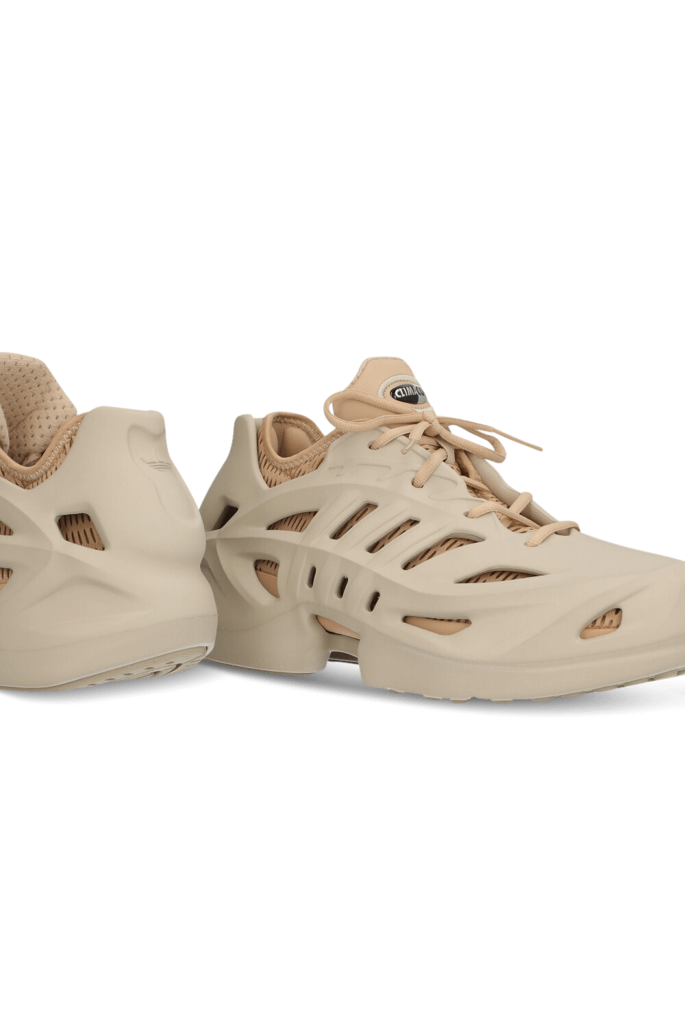 תמונת תקריב של נעלי סניקרס קלימוקול ADIDAS ORIGINALS