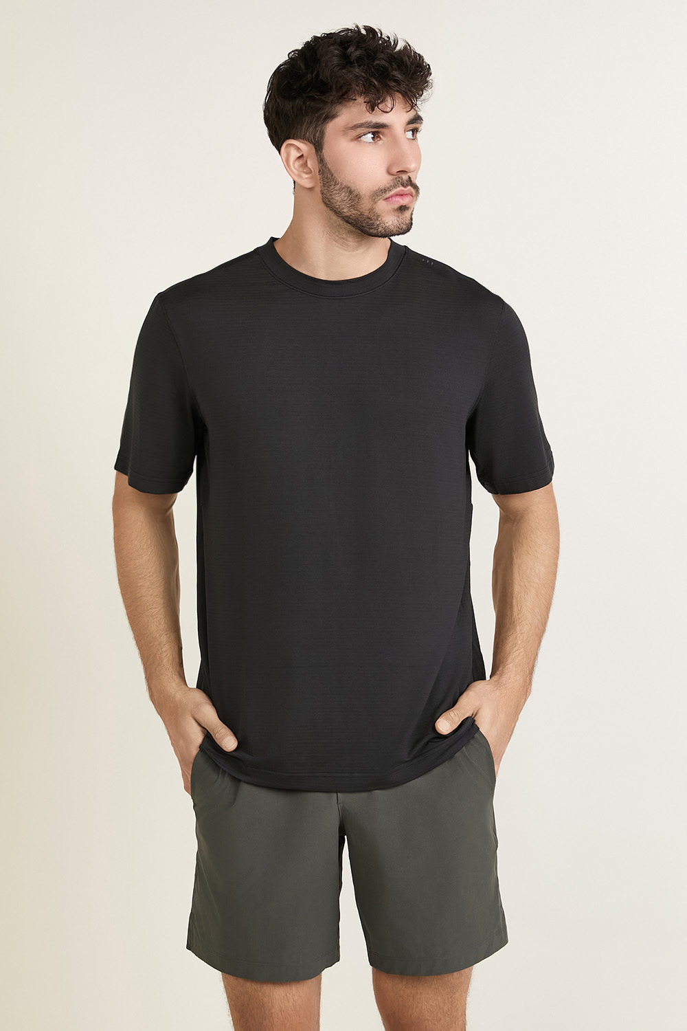 תמונת דוגמן קידמית של License To Train Relaxed Short Sleeve LULULEMON