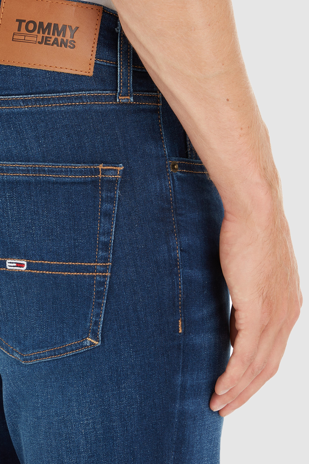 תמונת תקריב דוגמן של ג'ינס סלים TOMMY HILFIGER