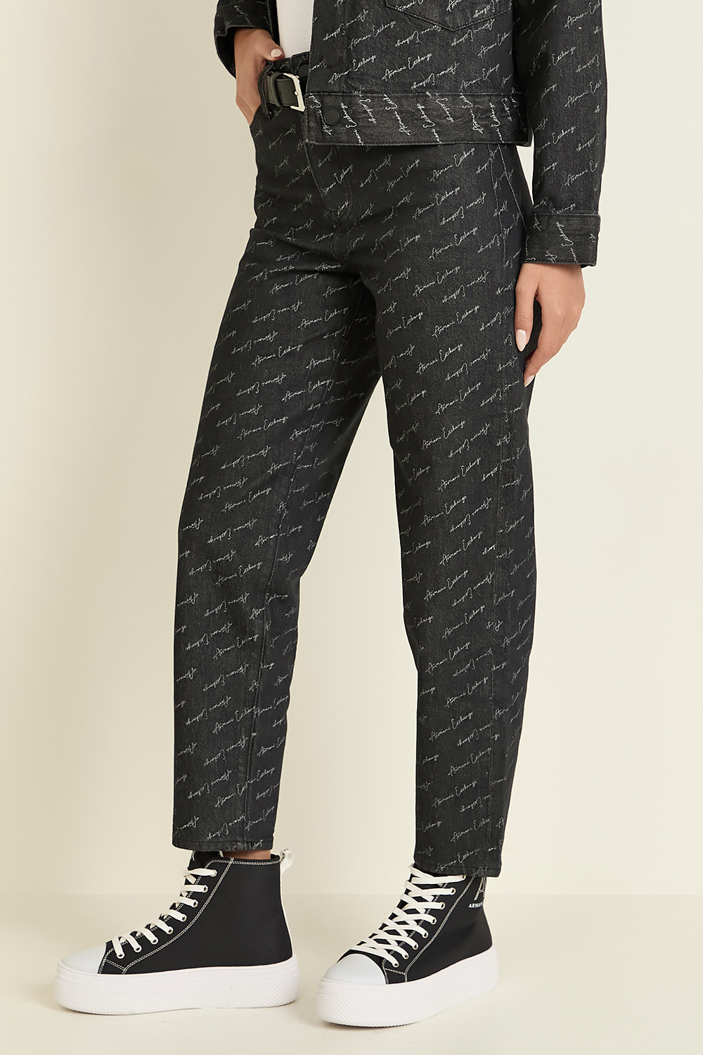 תמונת דוגמן קידמית של מכנסי ג'ינס בגזרה ישרה ARMANI EXCHANGE