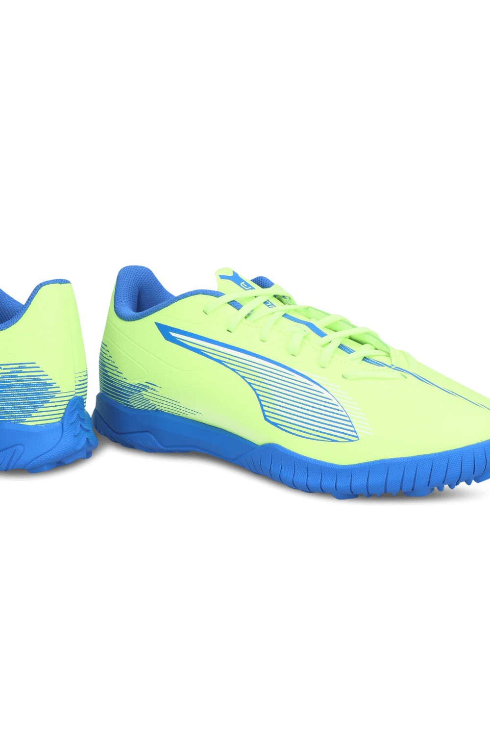 תמונת תקריב של נעלי כדורגל אולטרה 5 פליי PUMA