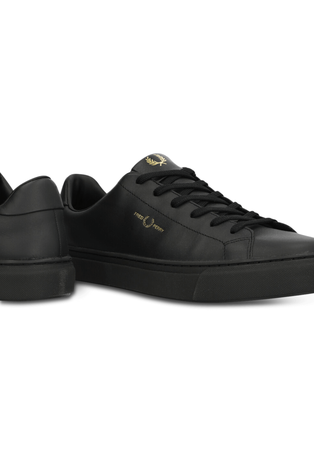 תמונת תקריב של נעלי סניקרס FRED PERRY