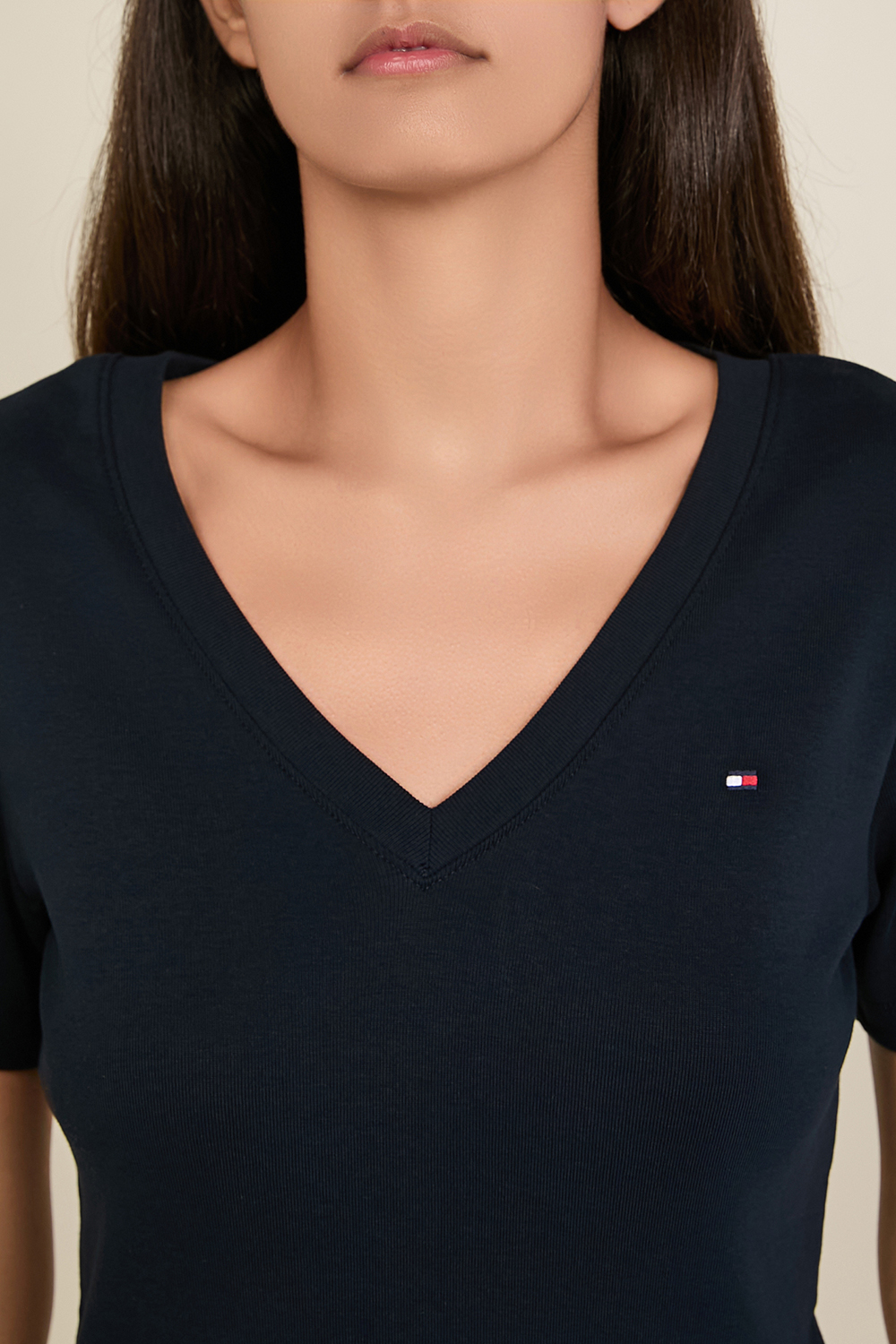 תמונת תקריב דוגמן של חולצת טי סלים TOMMY HILFIGER