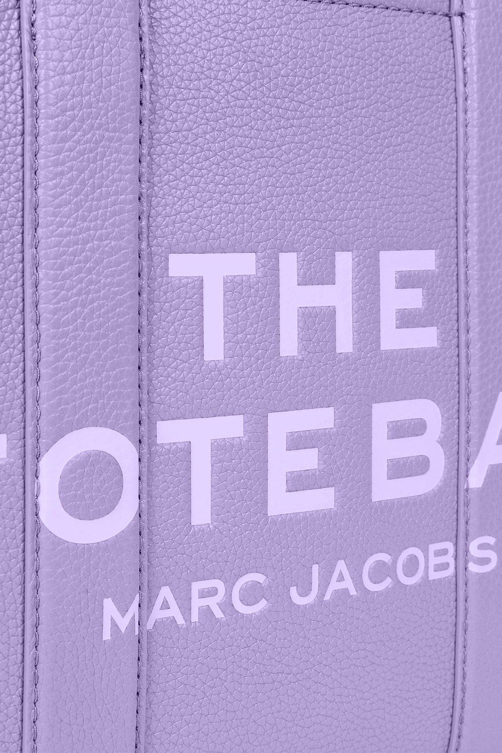 תמונת תקריב של תיק נשיאה מעור עם לוגו MARC JACOBS