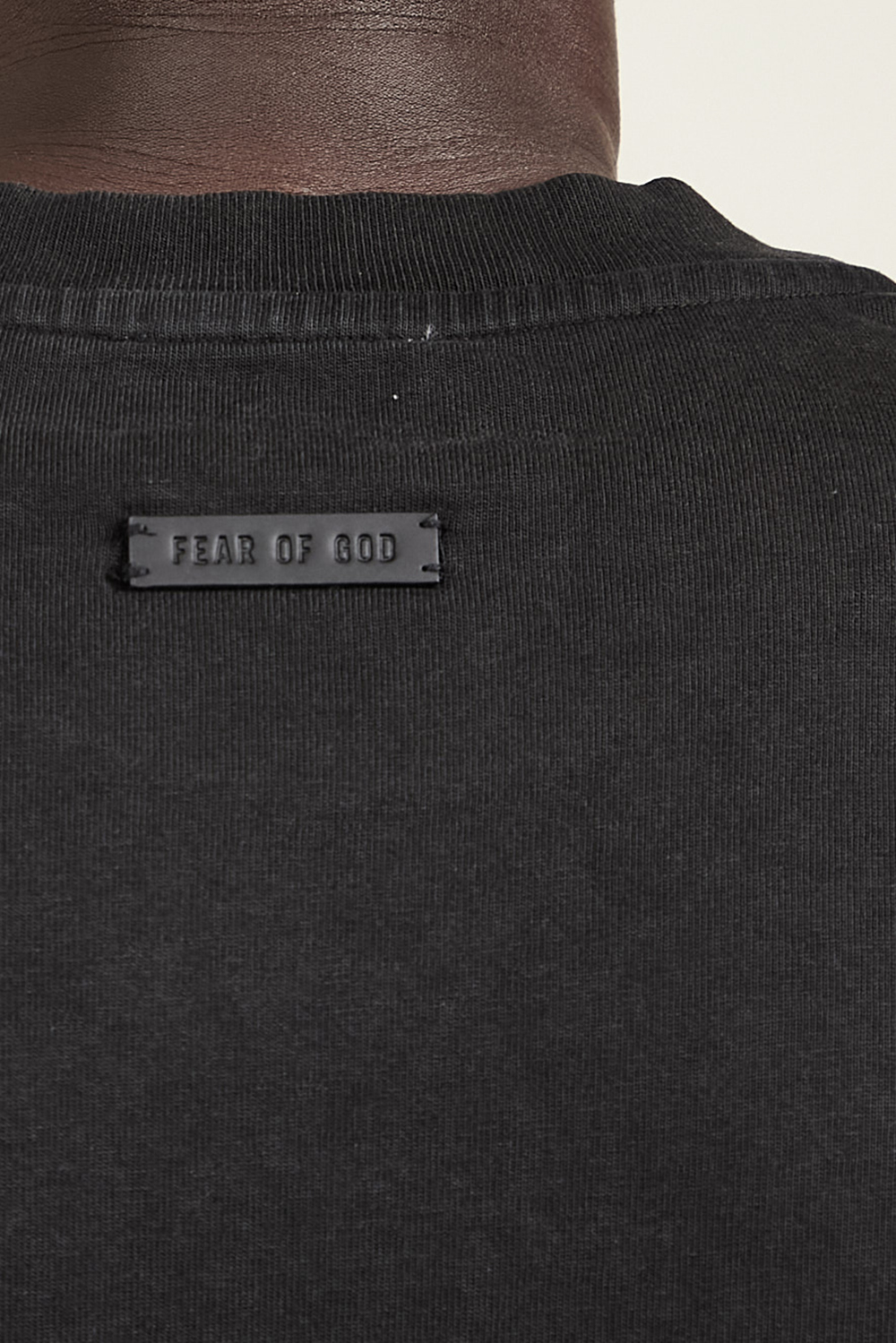תמונת דוגמן אחורית של חולצת טי FEAR OF GOD